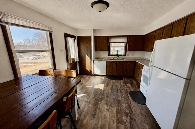 Building Photo - 902 Cedar River Dr NW