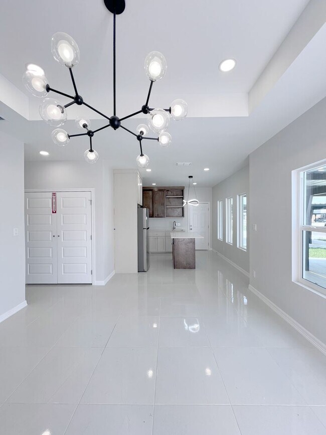 Building Photo - 1st Month Free!  Brand New 3Bed/2Bath - Vi...