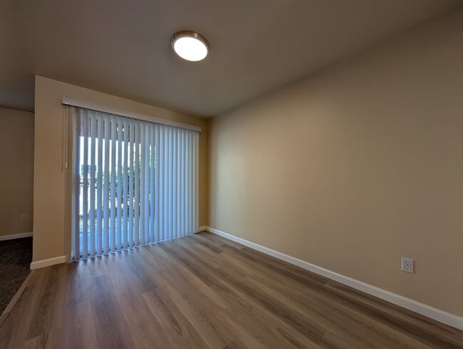 Building Photo - 3 bdrm/2 bthrm Duplex with Single Car Gara...