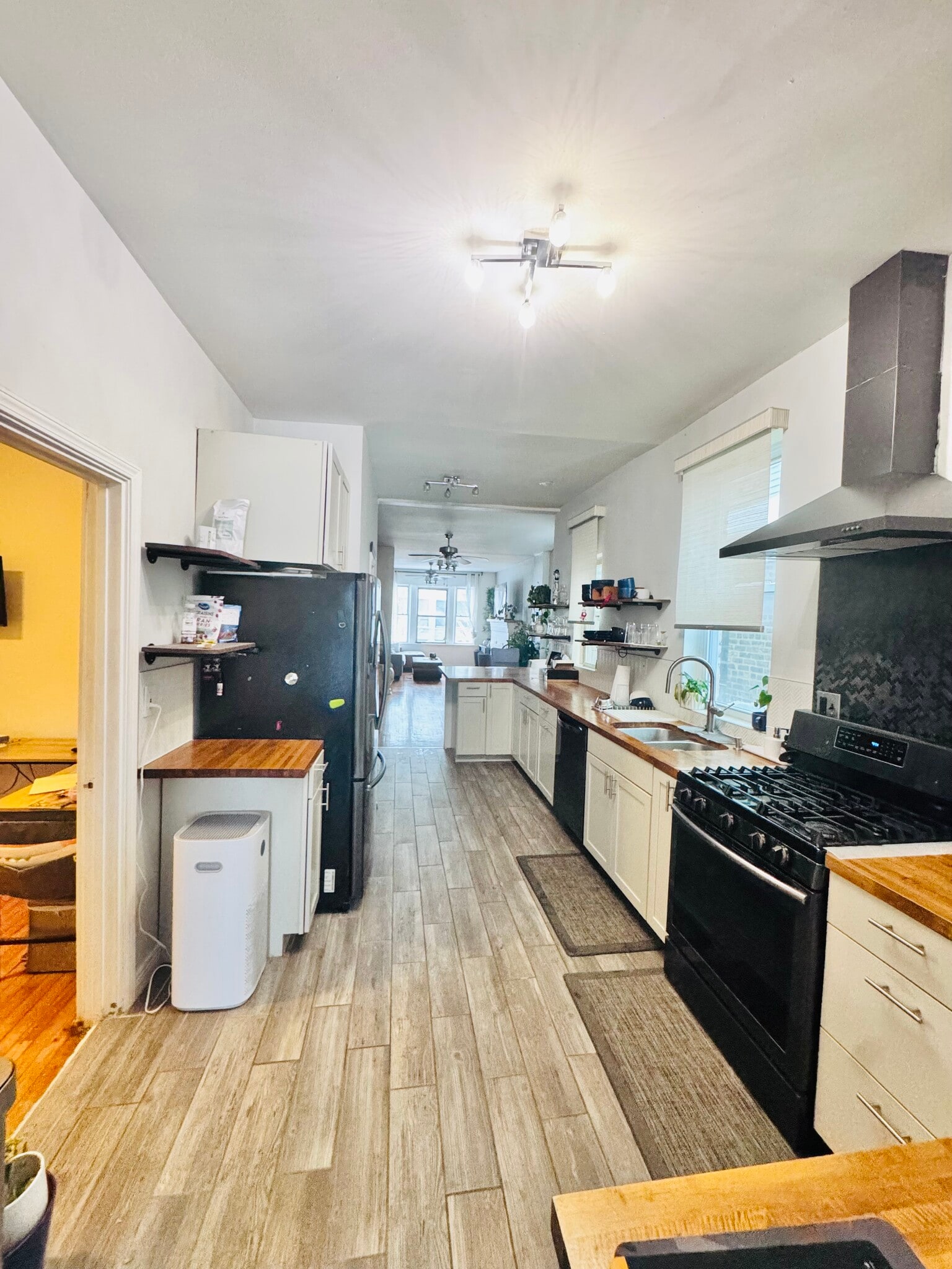 Building Photo - 2559 W Fullerton Ave