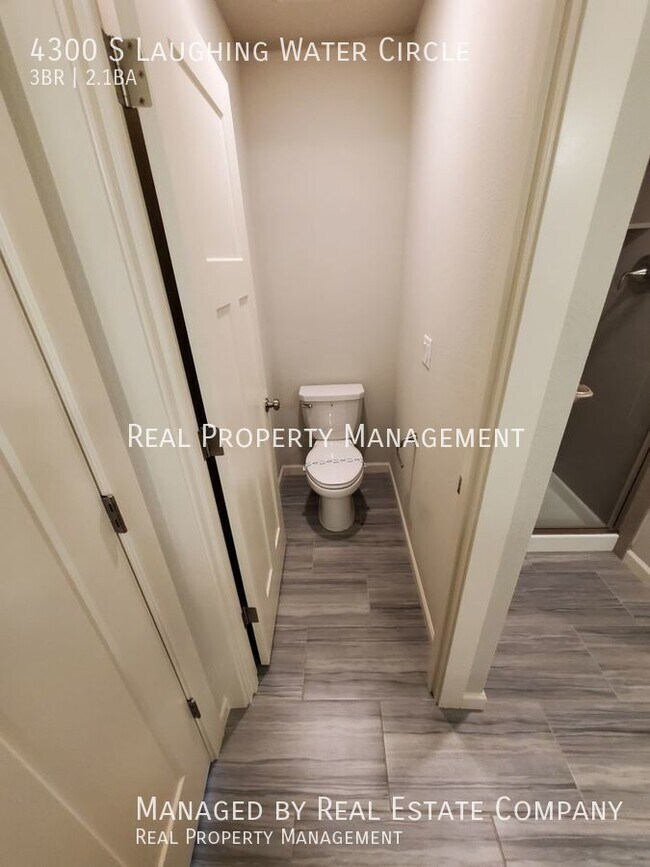 Building Photo - Modern Ridgefield Townhome with Two Car Ga...