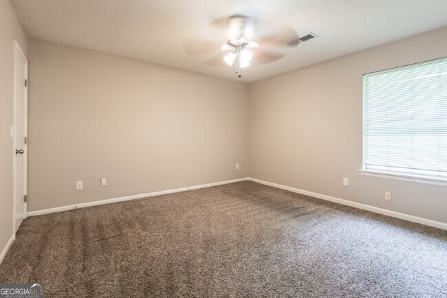 Building Photo - 9512 Forest Knoll Dr