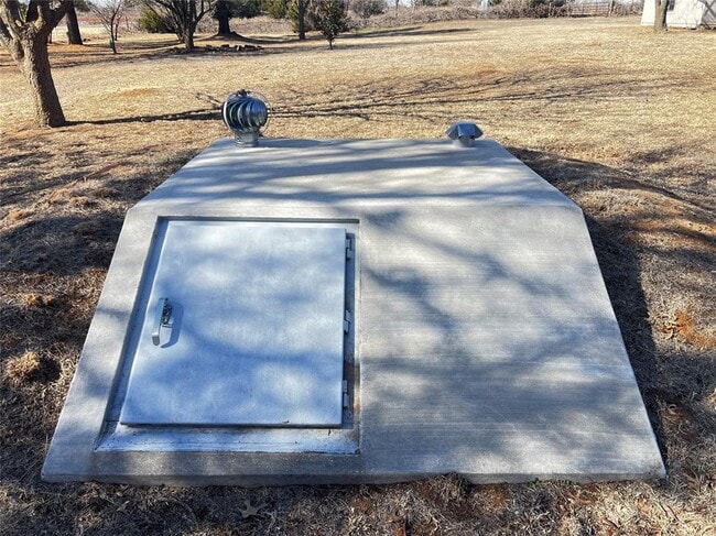 Building Photo - 819 Crystal Ln