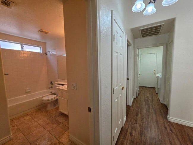 Building Photo - Beautiful Single Story Home
