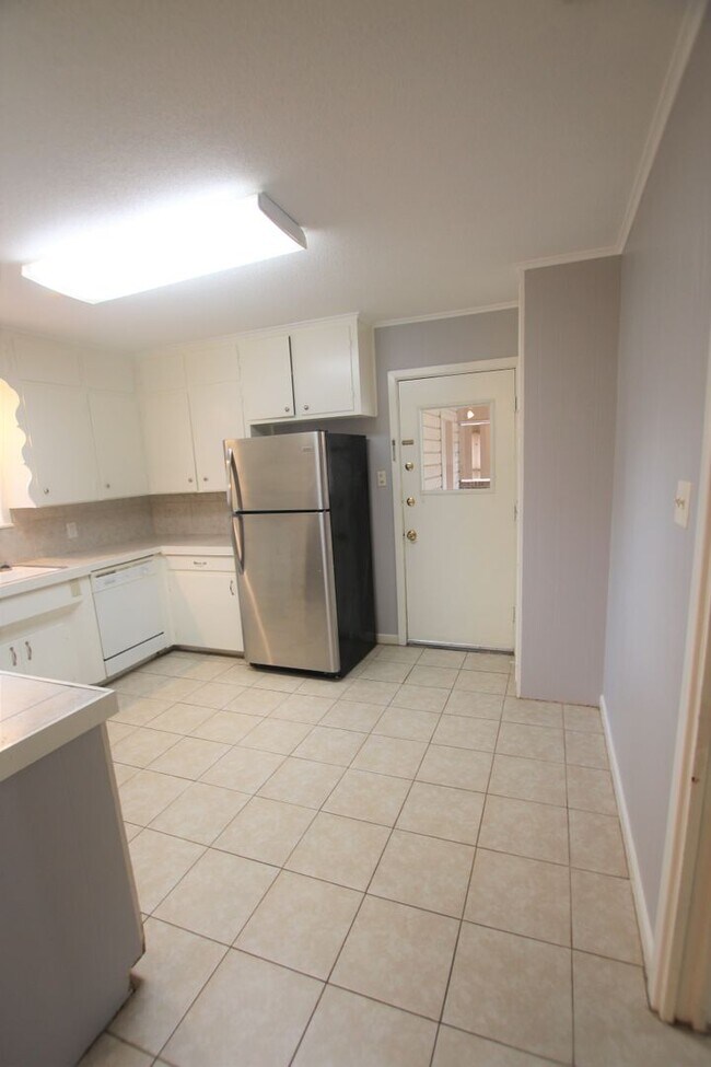 Building Photo - Coming Soon: Beautiful 3 Bedroom, 2 Bathro...