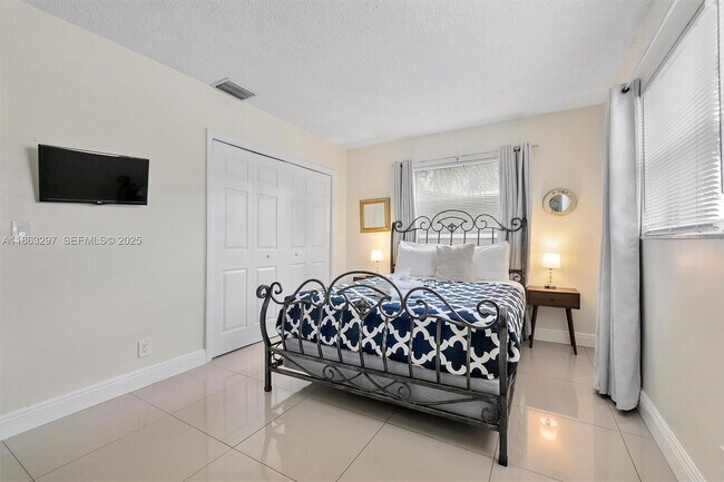 Building Photo - 5800 NE 18th Ave