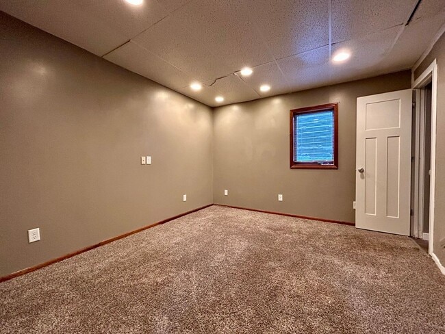 Building Photo - Four Bedroom Duplex in Kentwood - $400 OFF your 1st Month, Move-in by 2/15/26