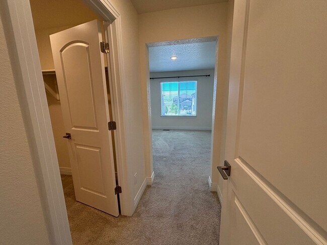 Building Photo - Elegant 3BR Townhome