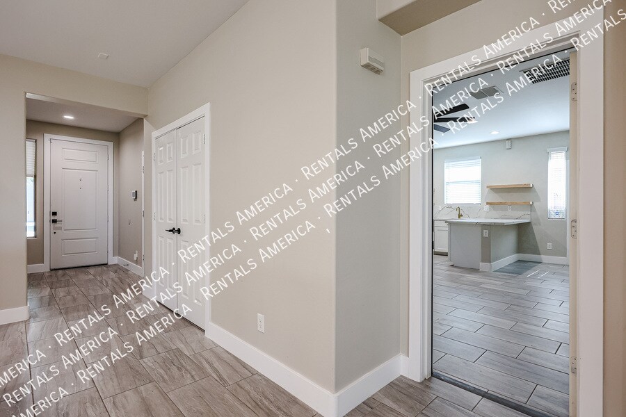 Building Photo - 7855 W Rock Springs Dr