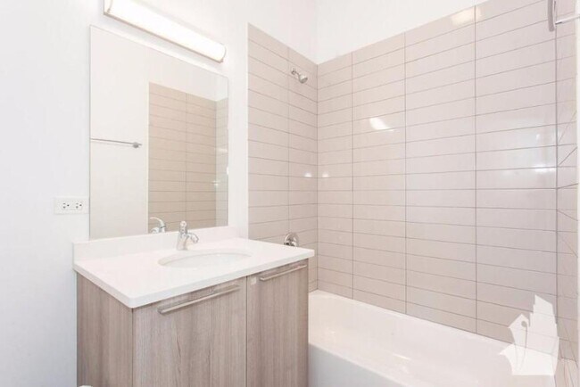 Building Photo - 3 bedroom in Chicago IL 60613