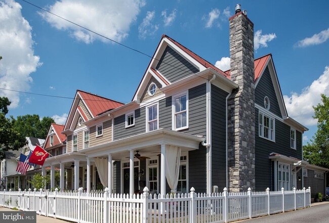 Building Photo - 703 Weedon St
