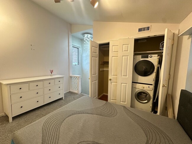 Building Photo - 2B1B three story town house with finished basement