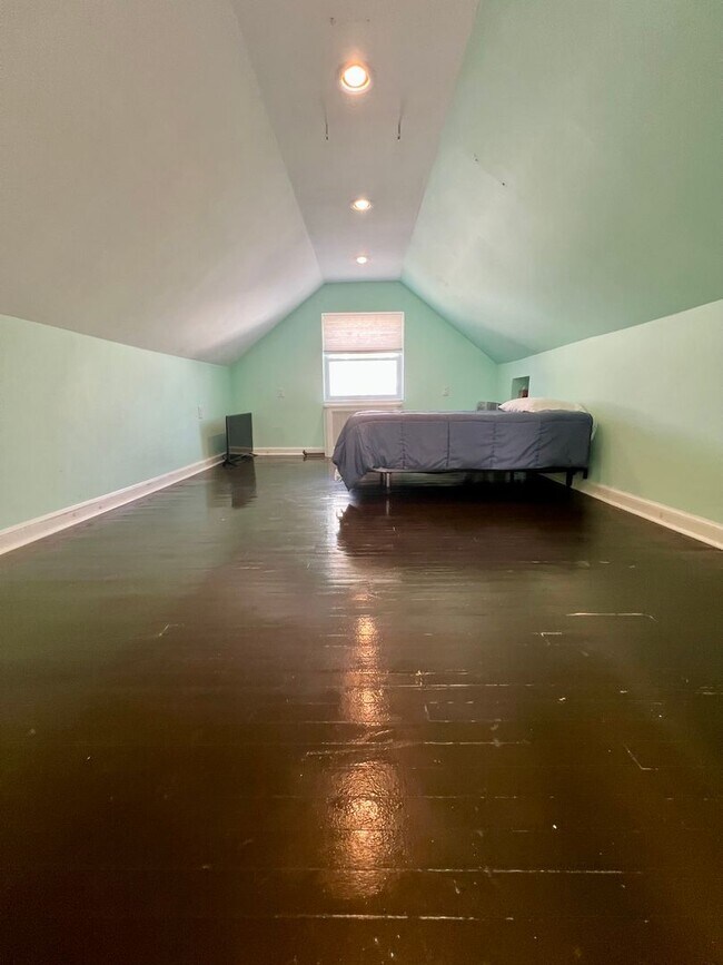 Building Photo - Gorgeous 5-Bedroom Single Family Home in Upper Darby! Available NOW!