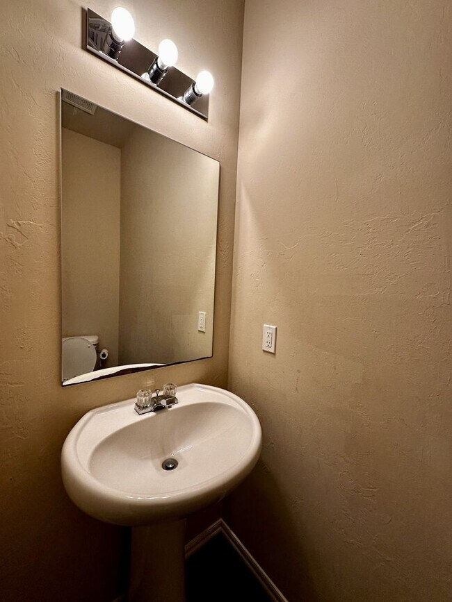 Building Photo - Spacious 4 Bedroom 2.5 Bathroom Home in Piedmont Schools