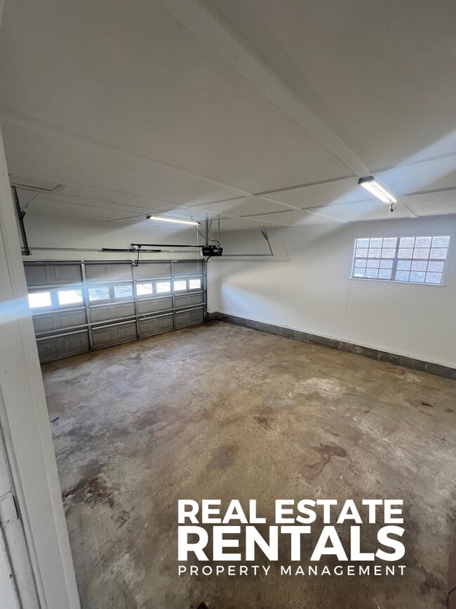 Building Photo - 4580 Rainbow Dr