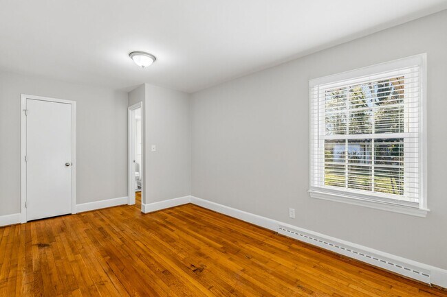 Building Photo - NW - Large Brick Ranch, Updated, Hardwoods, LR, DR, Den, Two Decorative Fire Places, Fenced, Stor...