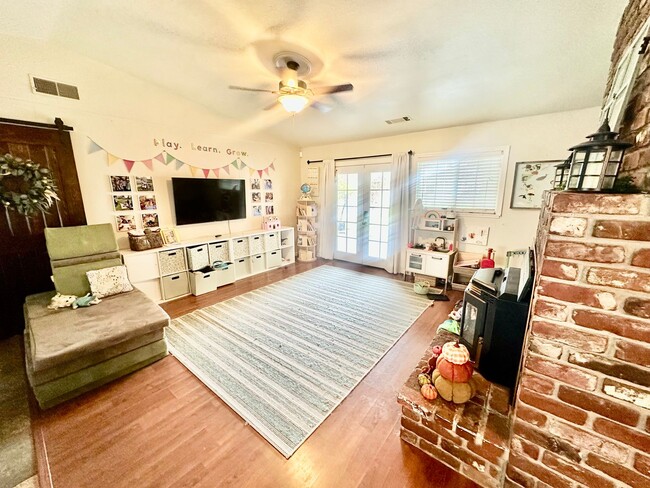 Building Photo - Gorgeous 4/3 Country Estate with 2000sf Barn