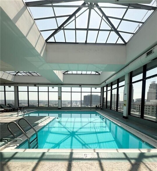 Building Photo - 700 E 8th St