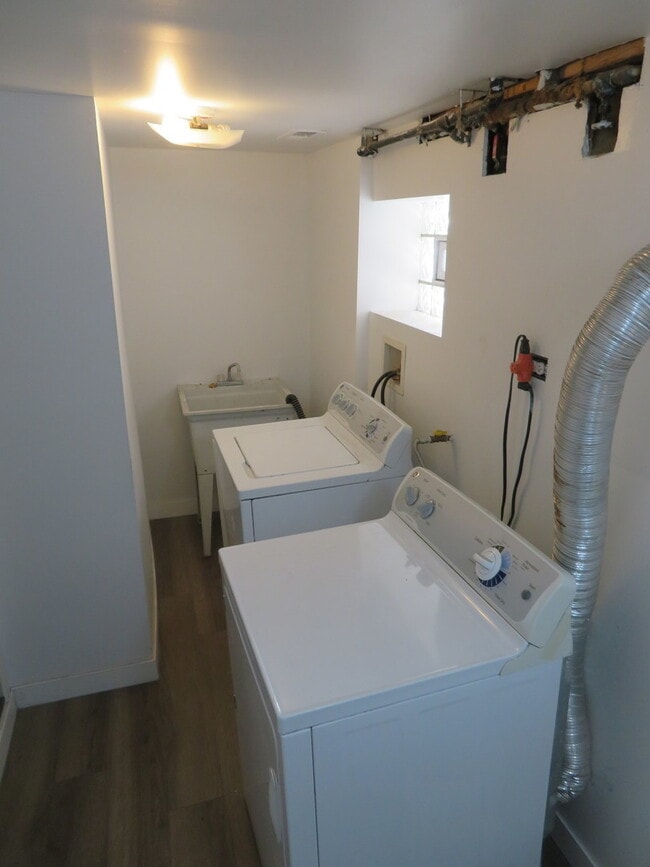 Building Photo - 6948 W Wellington Ave