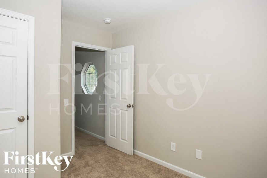 Building Photo - 2518 Fairstone Ave