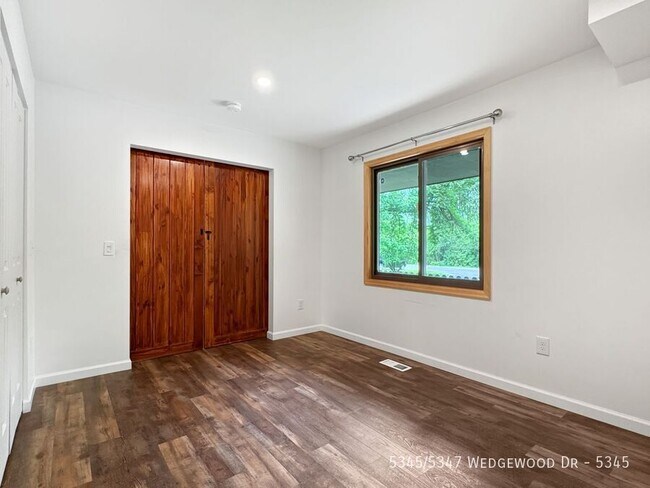 Building Photo - 5345/5347 Wedgewood Dr-5345