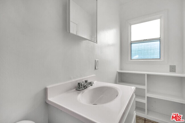 Building Photo - 522 E Kelso St