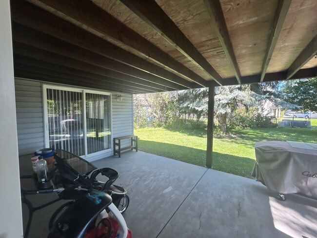 Building Photo - 3 bed 2 bath home in a great neighborhood