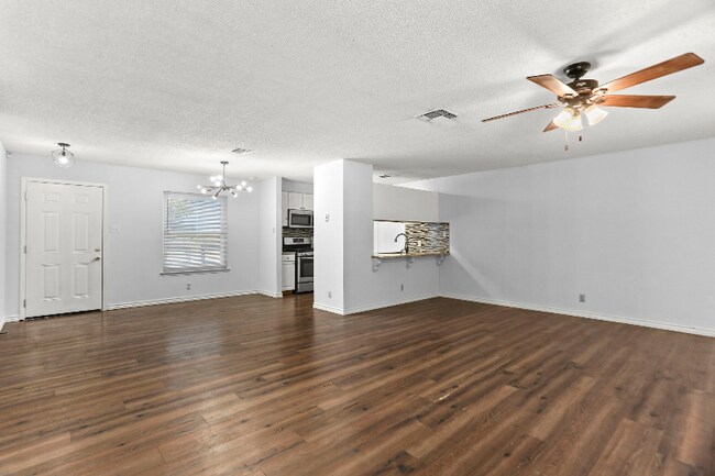 Building Photo - 5622 Frst Lk St