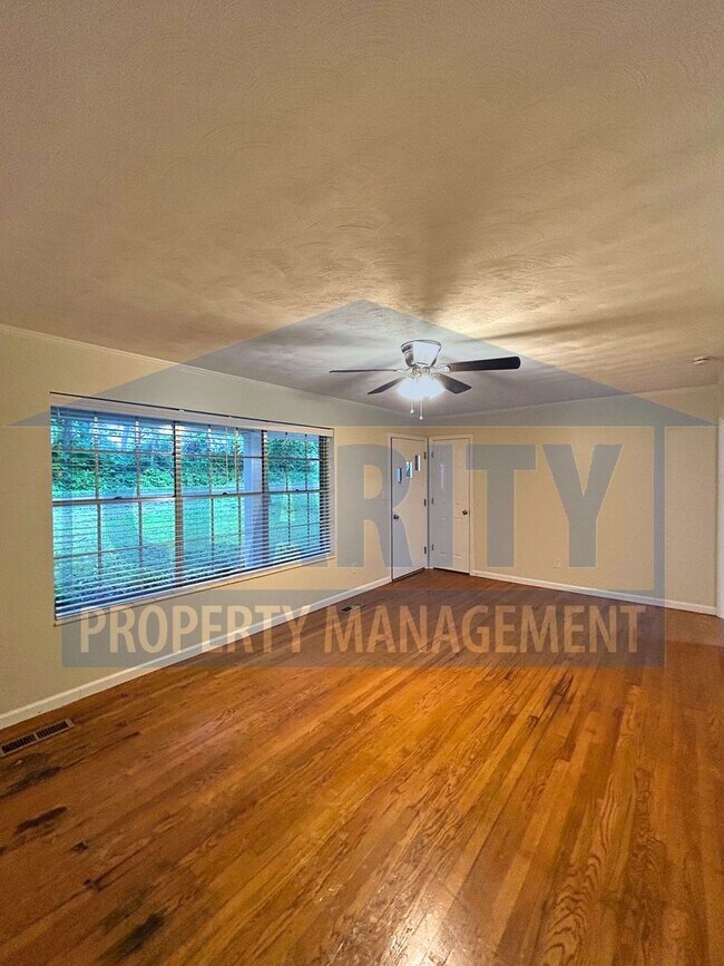 Building Photo - Three bedroom home w/ lots of storage!