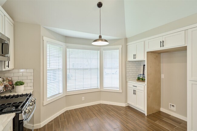 Building Photo - 12307 White River Dr
