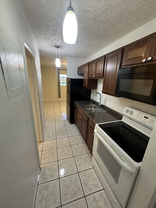 Building Photo - Riverside Community Essex House