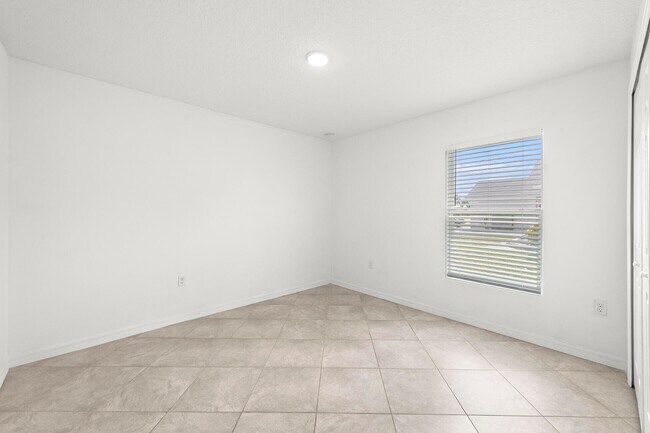 Building Photo - 566 SW Grove Ave