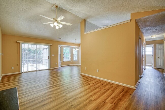 Building Photo - Spacious 4 BR, 2 BA Home On Quiet Cul de Sac, Private Fenced Backyard, Community Pool