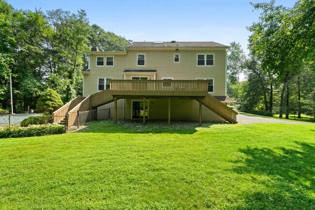 Building Photo - 215 Oak Ave