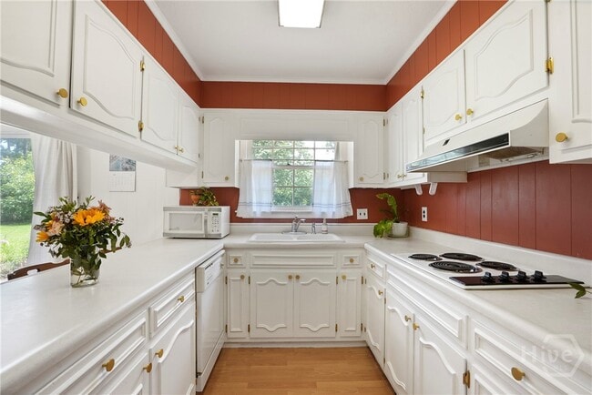 Building Photo - 204 Pine Grove Dr