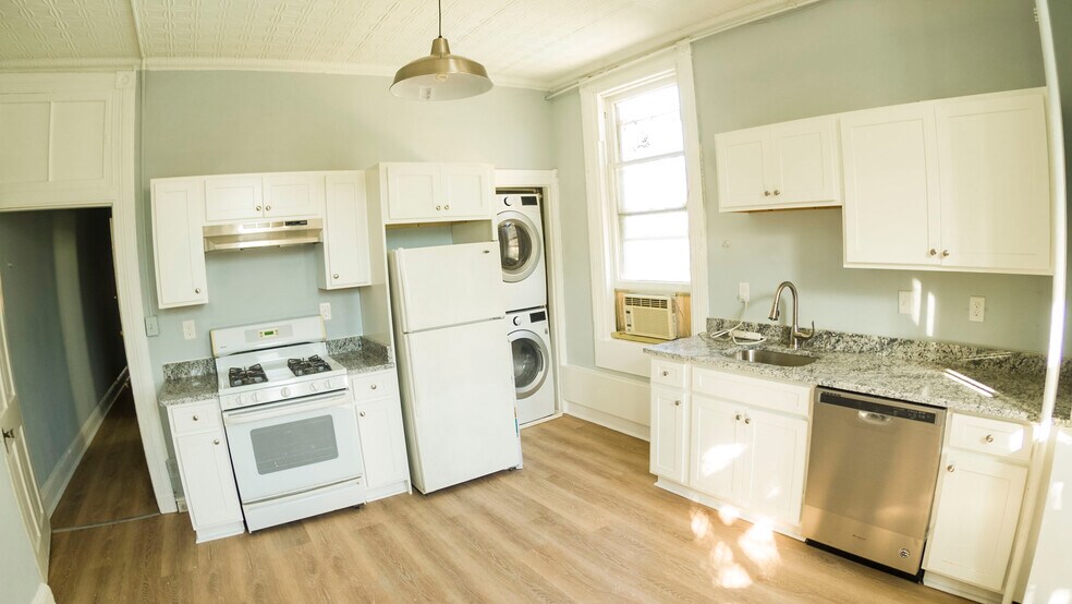 Renovated ktchen with granite countertops, new washer/dryer and dishwasher - 1204 John St