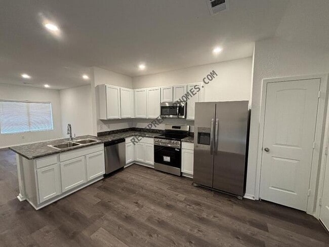 Building Photo - 34-10 10 Point Ln