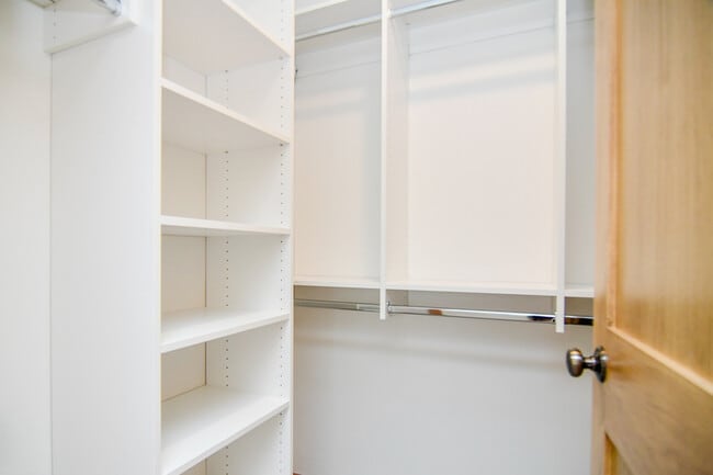 Building Photo - 2220 Blue Stem Ln