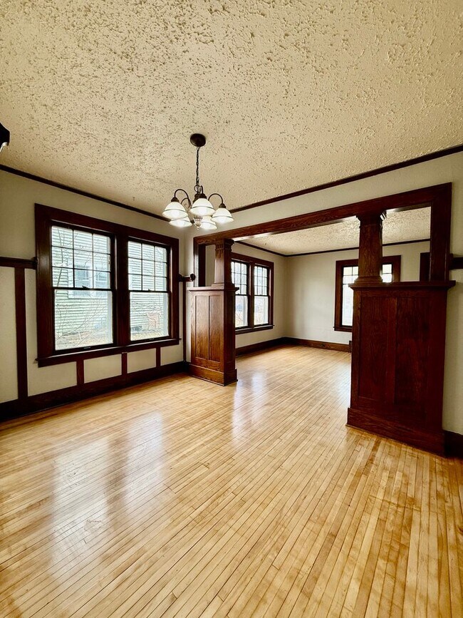 Building Photo - 845-847 2nd Ave NW