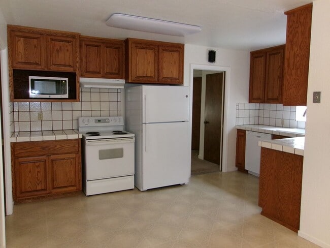 Building Photo - Beautiful 3 bedroom, 2 bath home w/4-car t...