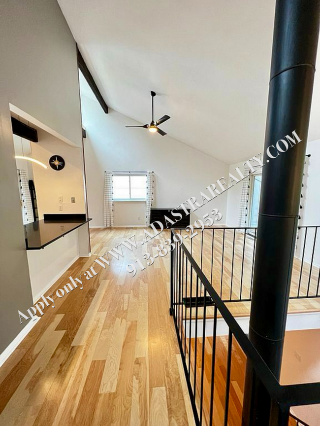 Building Photo - Beautiful updated townhome in Lawrence-Ava...