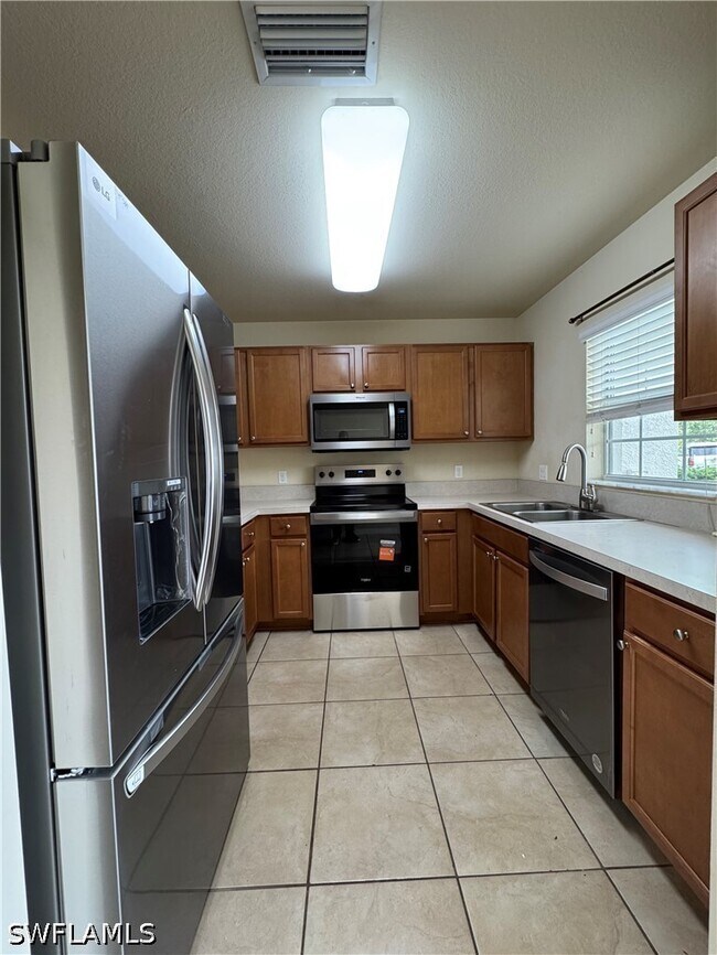 Building Photo - 9093 Gervais Cir
