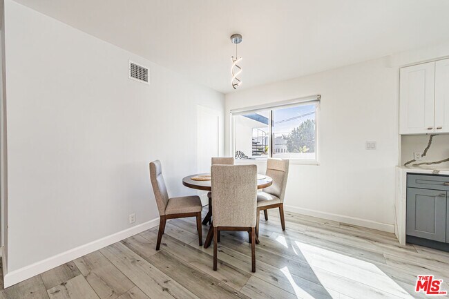 Building Photo - 722 Lincoln Blvd