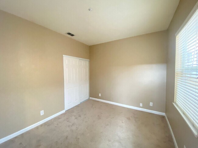 Building Photo - Low Deposit W/ Garage Parking & In Unit Laundry!
