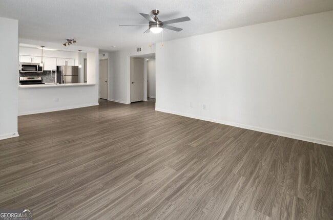 Building Photo - 6873 Peachtree Blvd