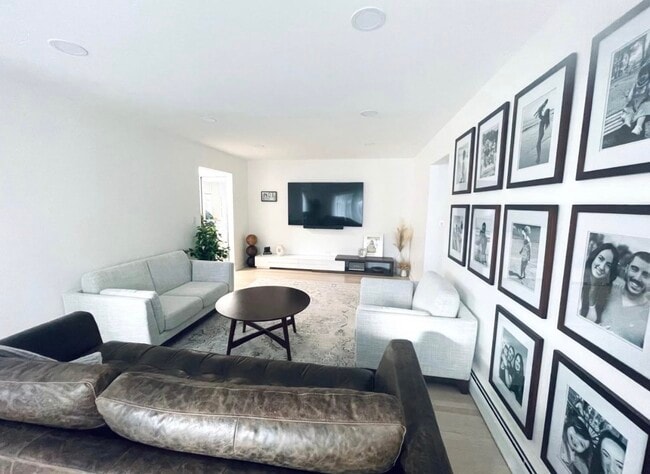 Building Photo - 952 E Old Willow Rd