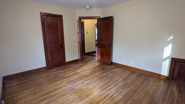 Building Photo - Cozy 2 Bedroom House!