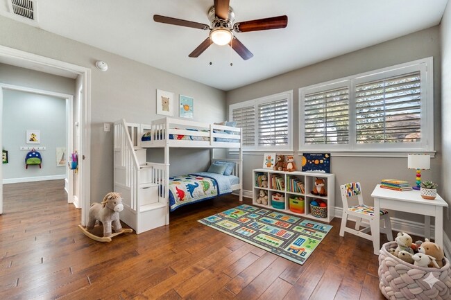 Building Photo - Absolutely Stunning!