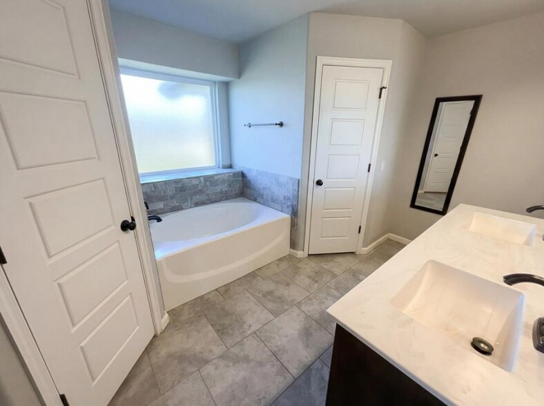 Building Photo - 11017 NW 95th St