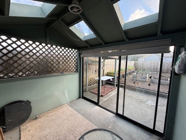 Building Photo - Spacious 3 Bedroom, 2 Bath home in Quality NB Neighborhood!